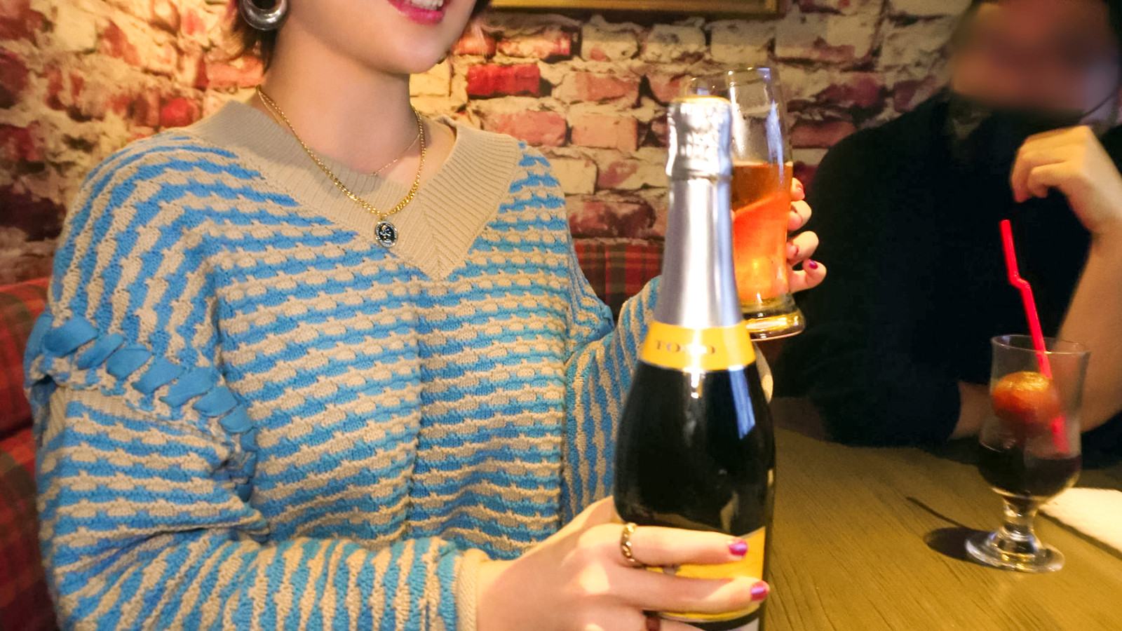 墓多弁のショートヘア巨乳ギャル
