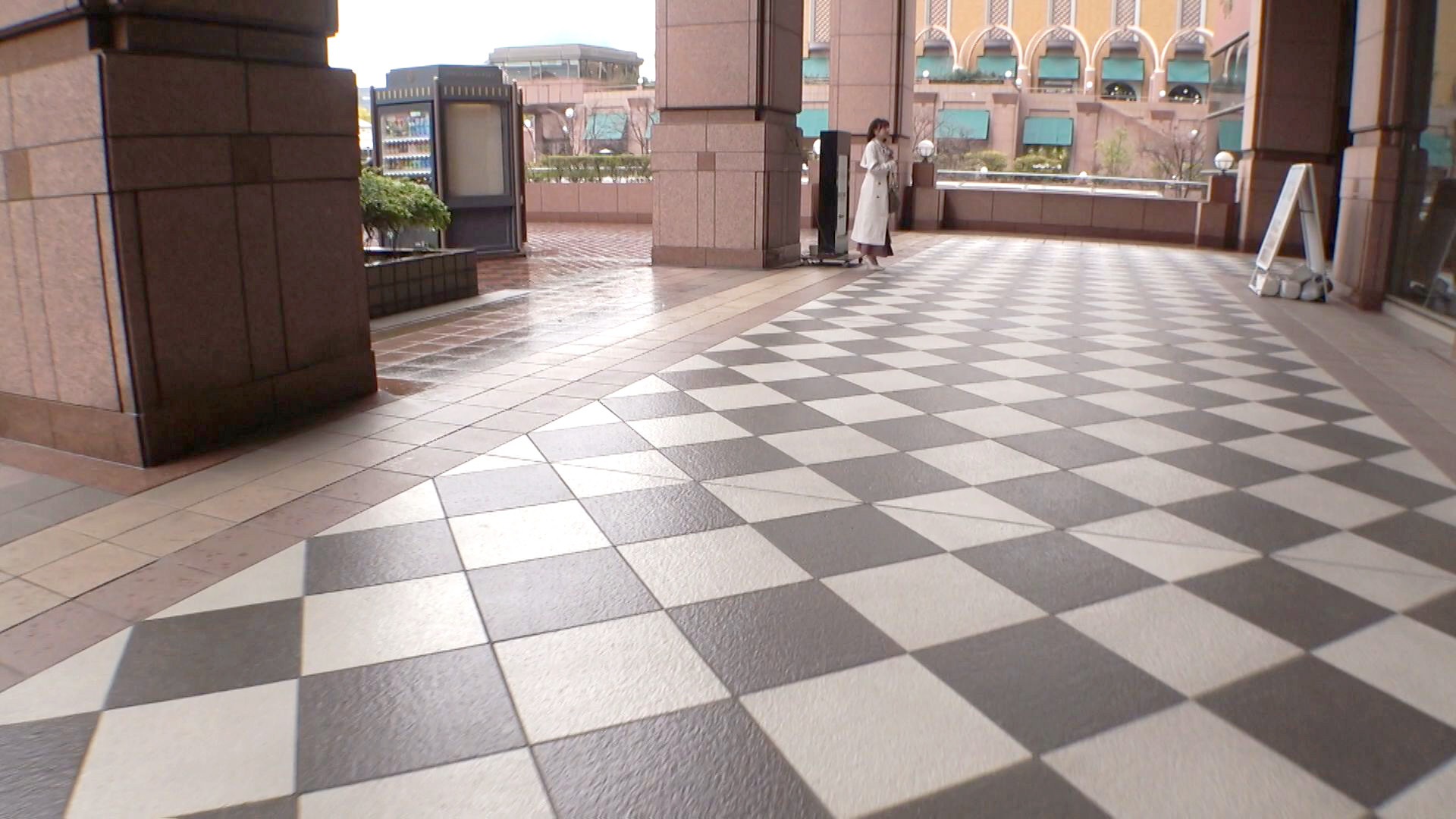 ホテルの結婚式場で働く美人お姉さん