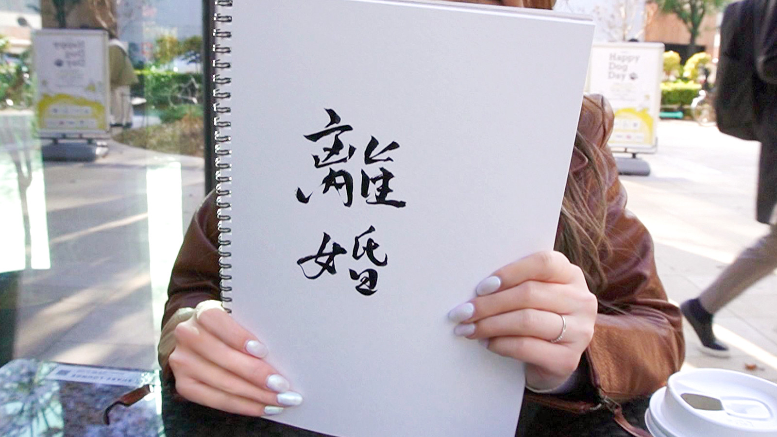 赤い下着の三十路人妻