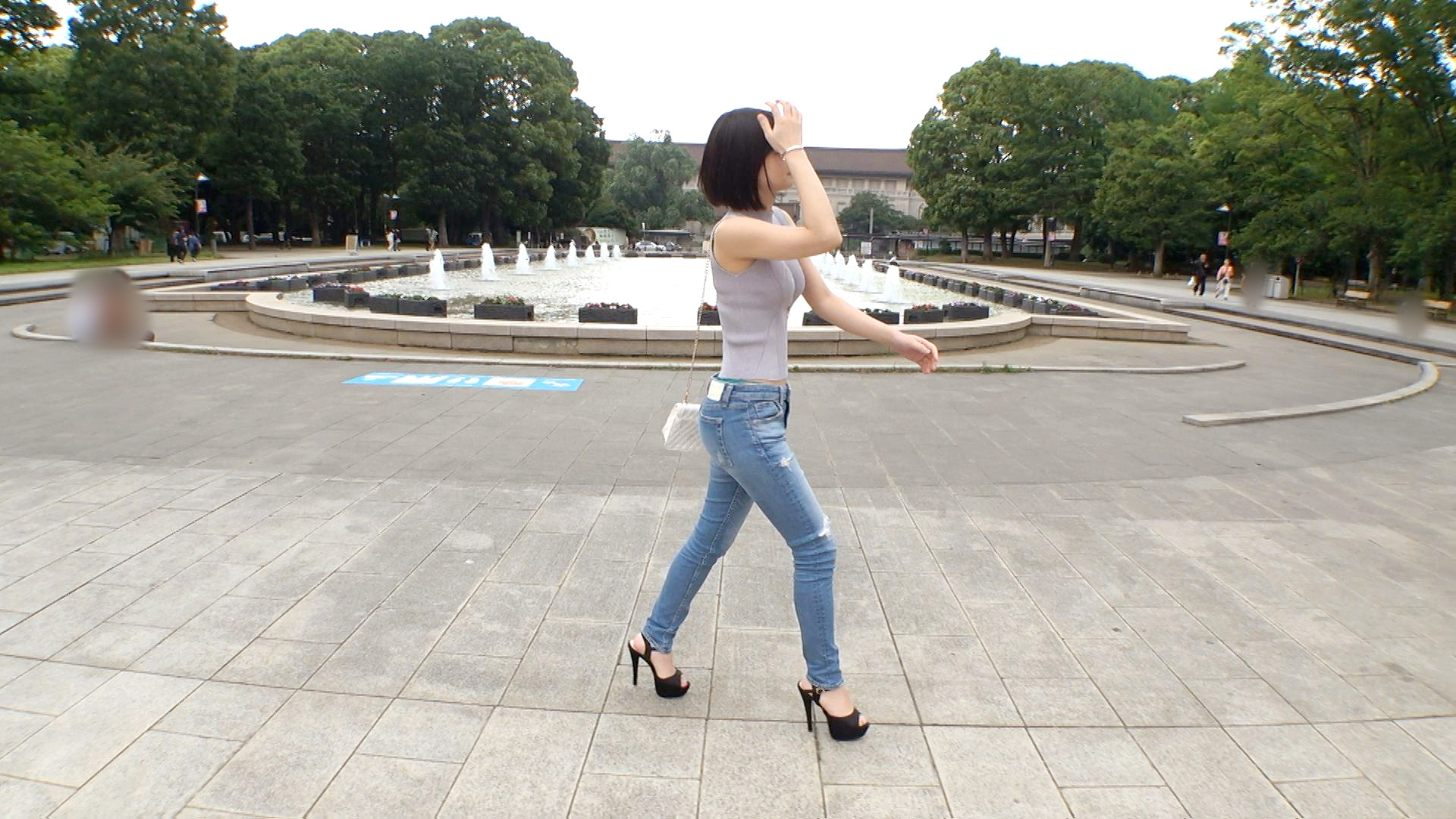 ジーンズがセクシーな保育園のお姉さん