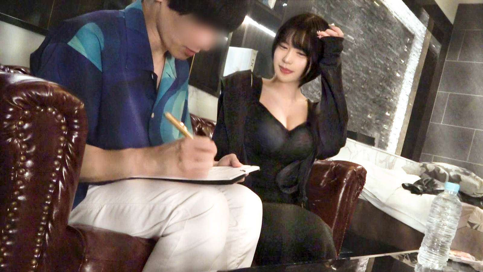 ショートヘア巨乳美女の女性用風俗盗撮