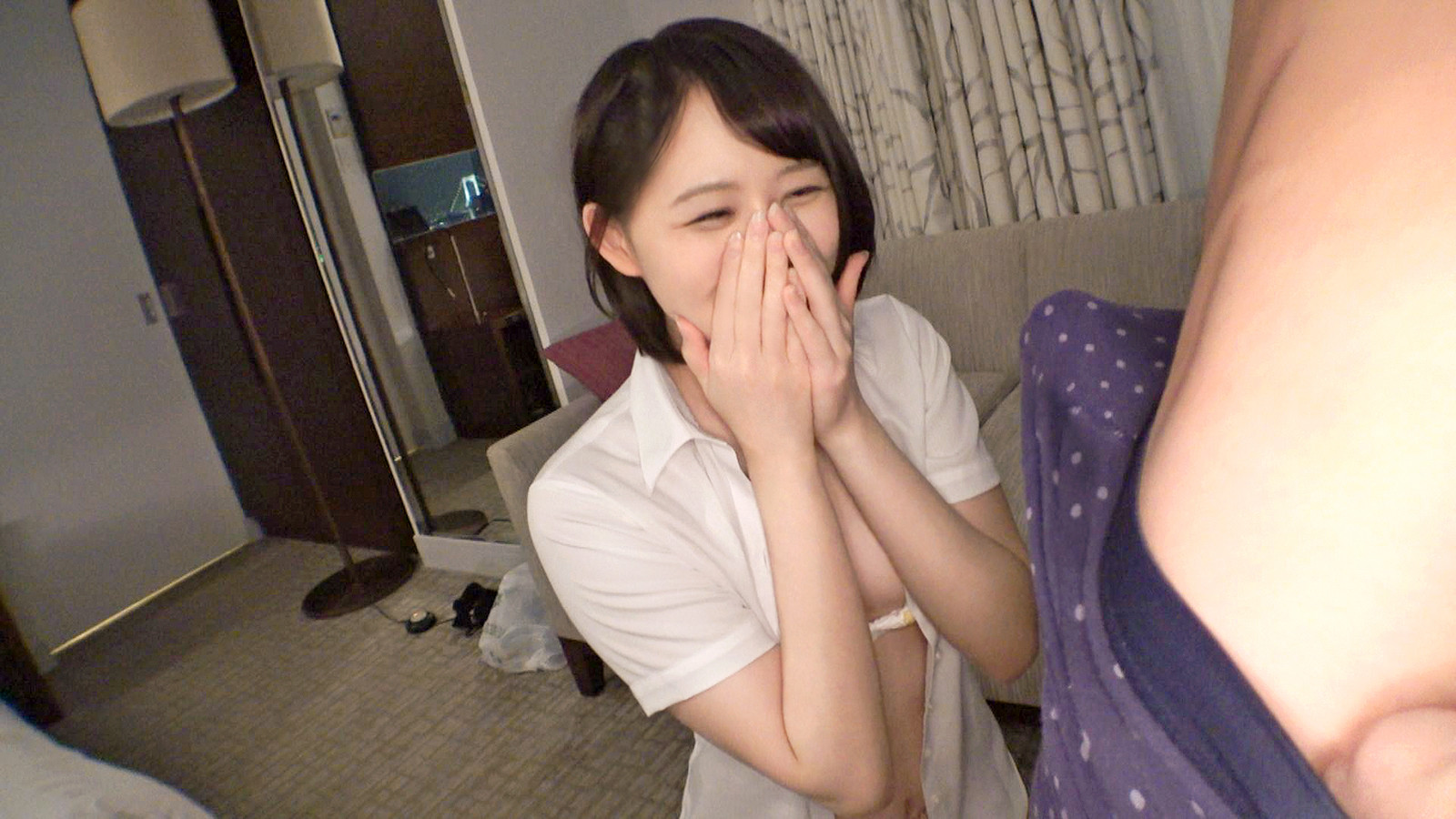 新卒の大きな巨尻OL