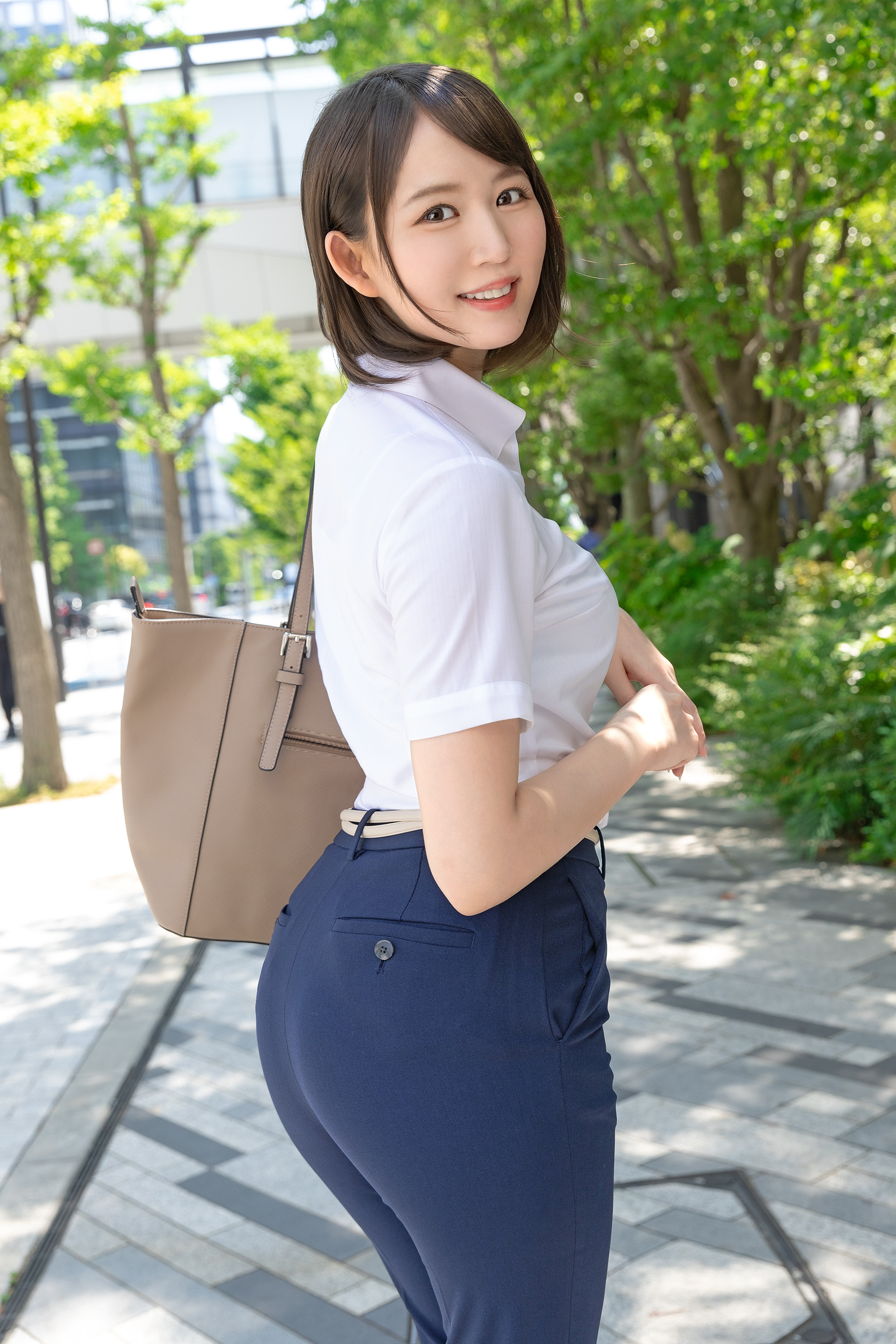 新卒の大きな巨尻OL