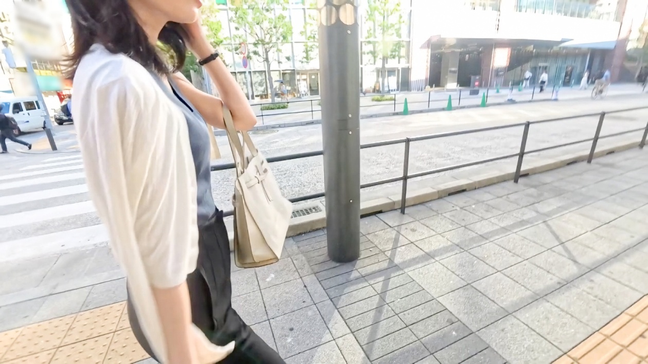 お尻の大きな大人の美人お姉さん