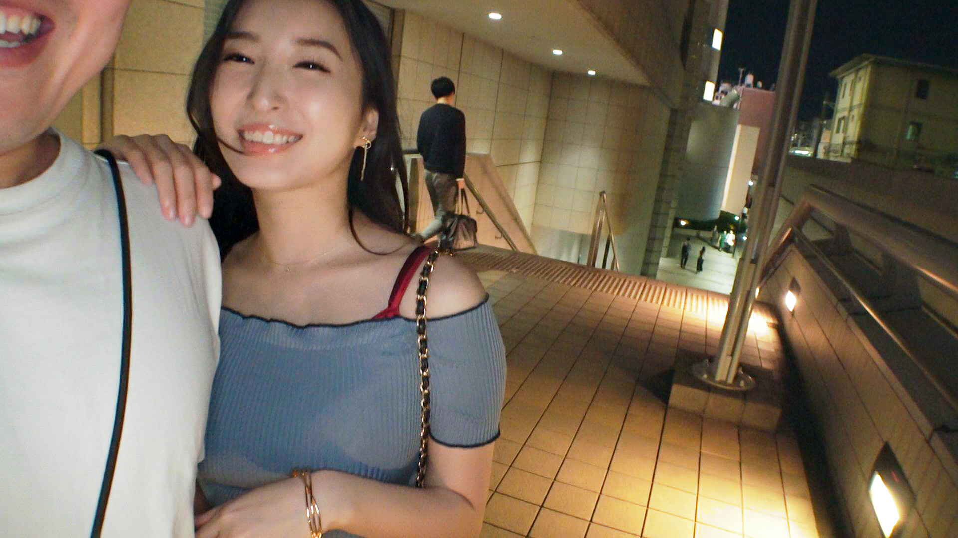 ダイナマイトエロボディな巨乳人妻