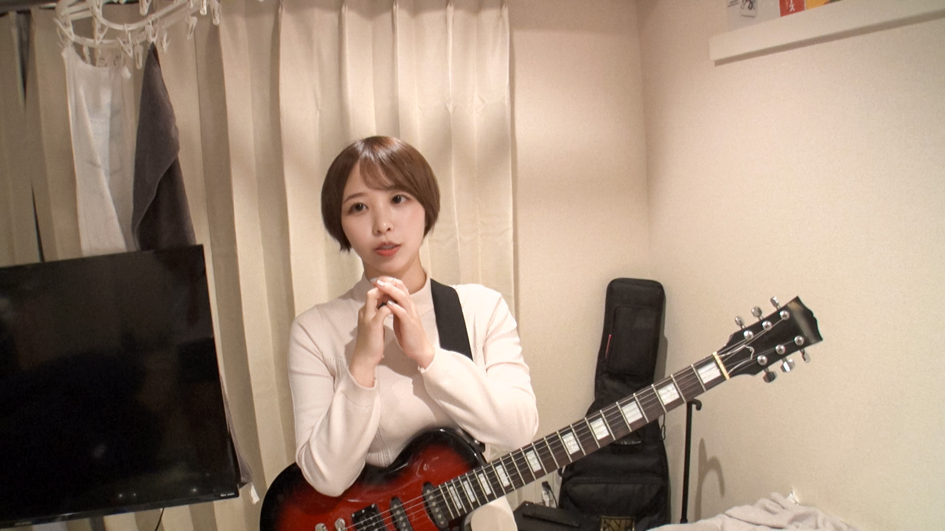 ショートヘアの巨乳JDとSEX