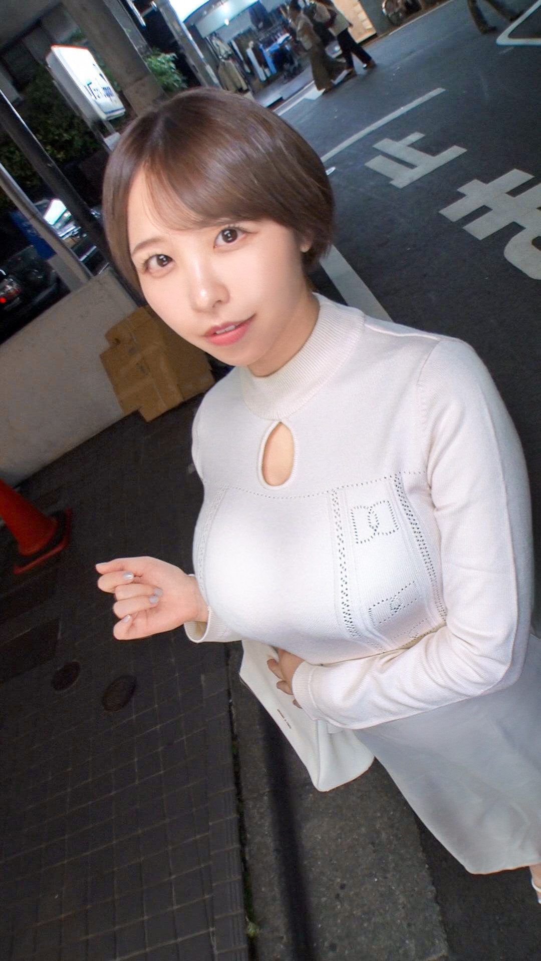 ショートヘアの巨乳JDとSEX