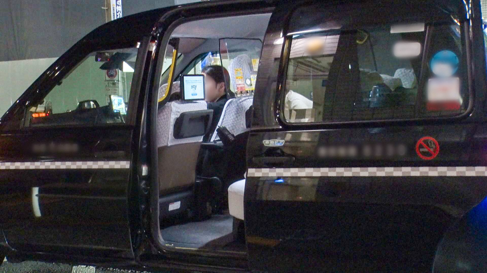 ショートヘアの巨乳JDとSEX