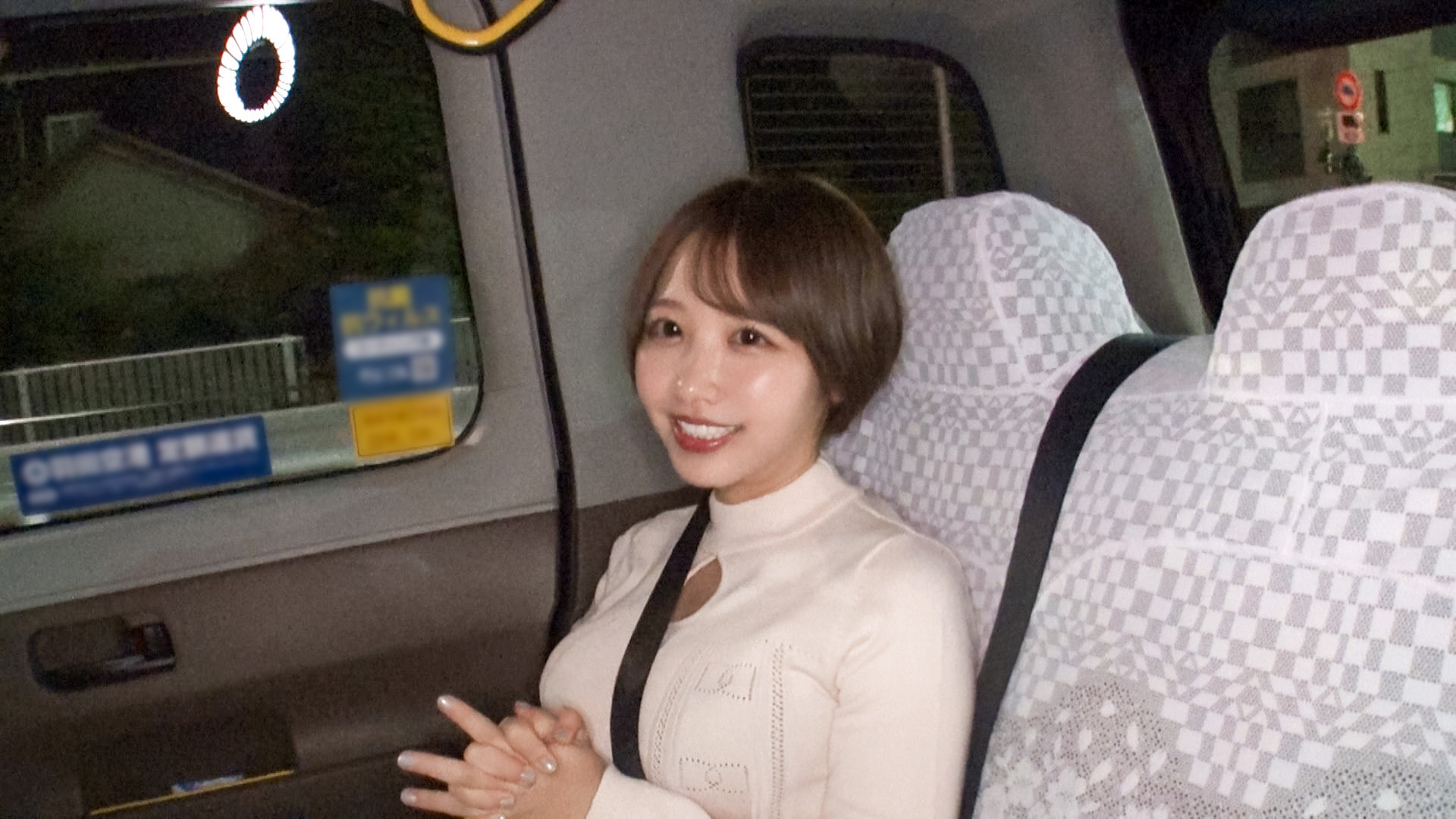 ショートヘアの巨乳JDとSEX