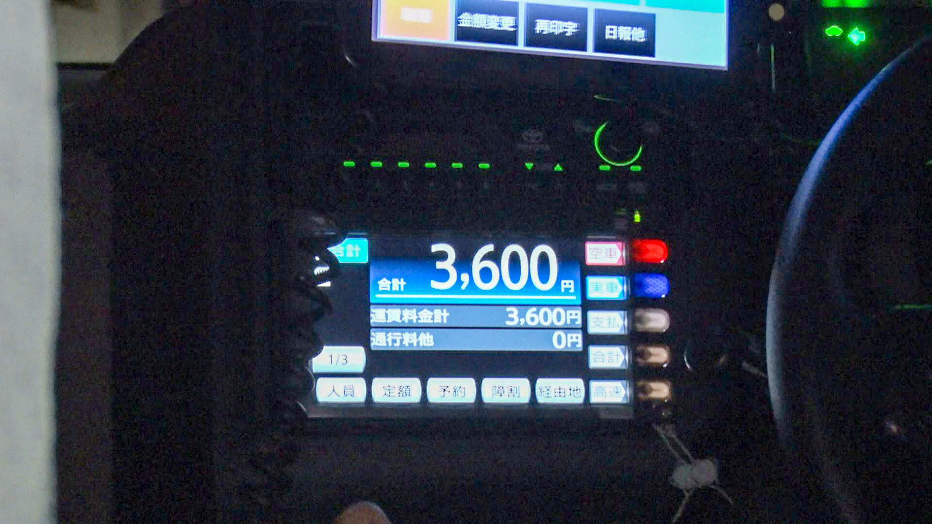 ショートヘアの巨乳JDとSEX