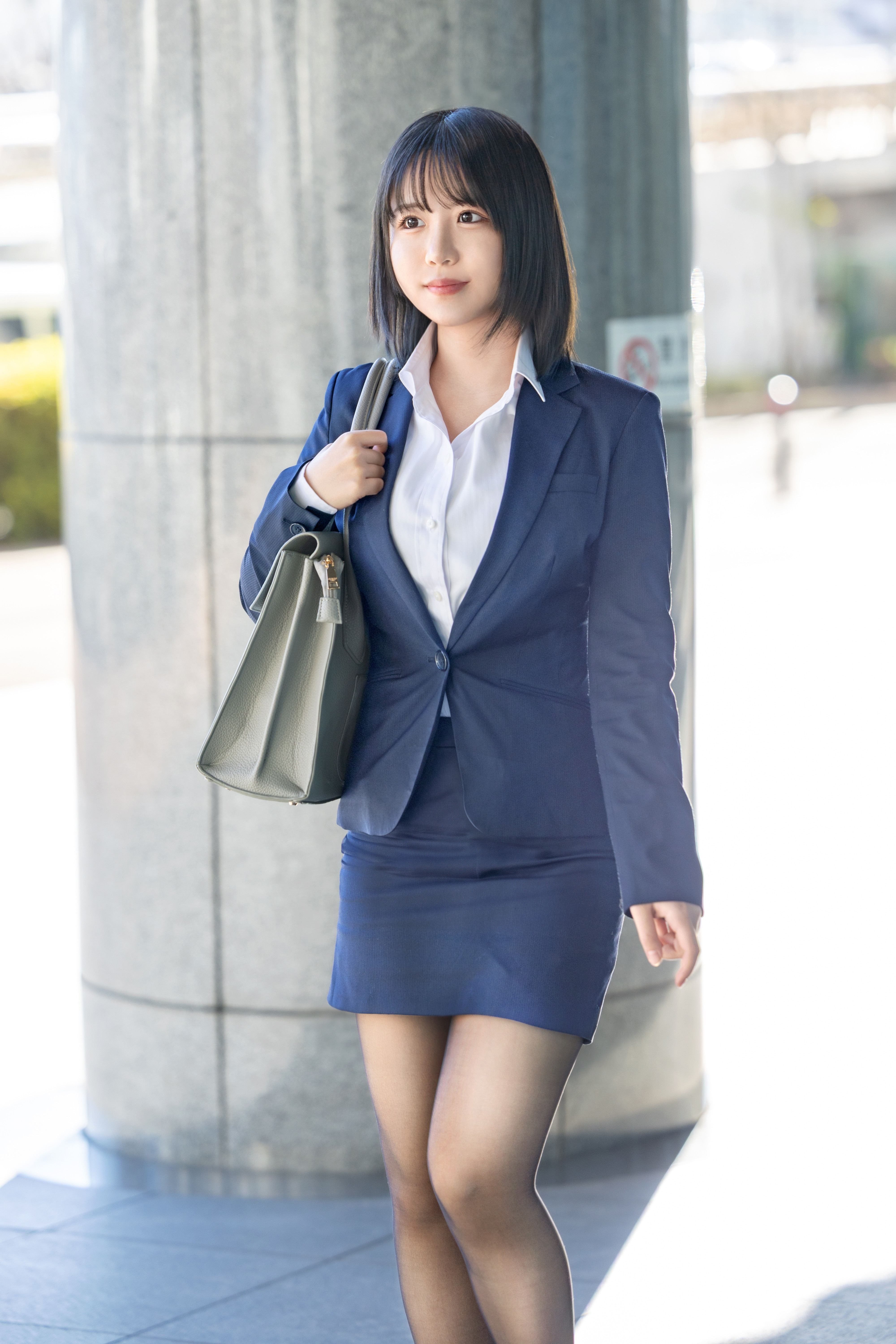 いつも見てしまうスーツ巨尻の童顔で可愛い新入社員の部下OLに念願の後ろから叩きのめすことができました！あなたの会社で働くOLさんにこんなことしたい願望ありませんか？エロ画像写真集とロング動画(約20分)