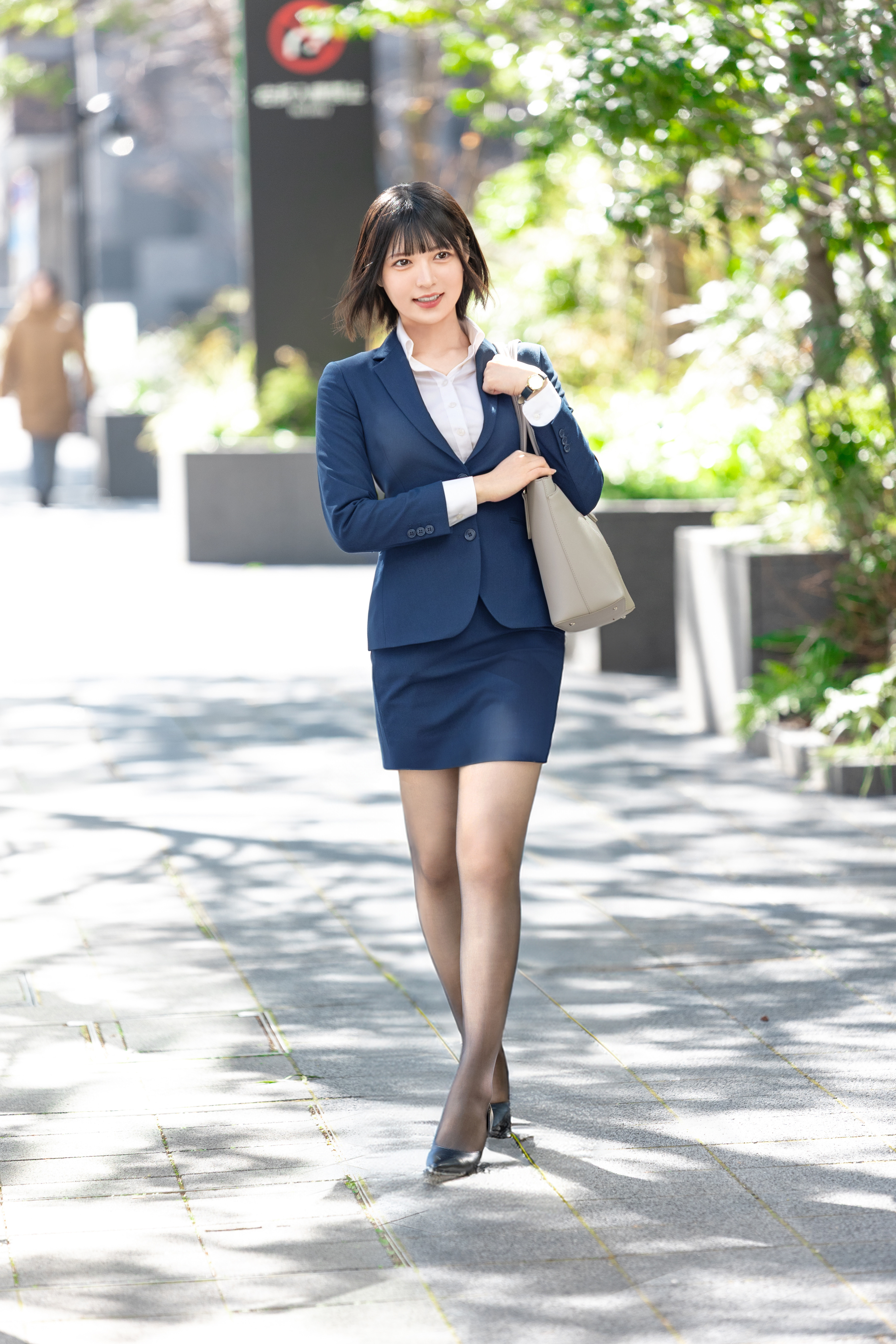 ショートボブで可愛い新入社員OLを飲み会の後にスーツもパンストをひんむいて食ってやった！エロ画像写真集とロング動画(約20分)