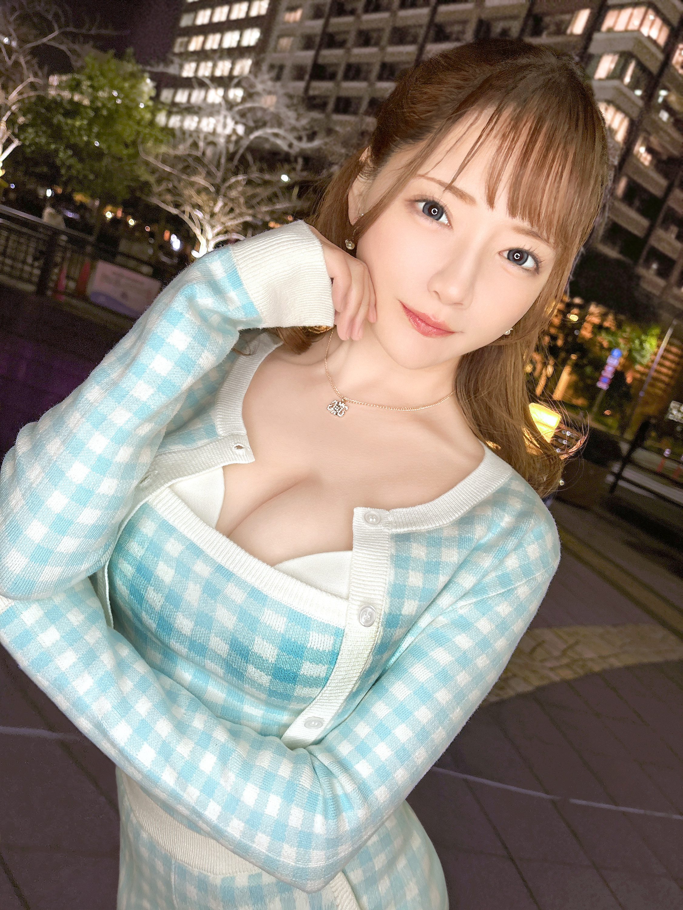 メロメロになる猫目の可愛い痴女お姉さんに逆寝取りされてみたくないですか？エロ画像写真集とロング動画(約20分)
