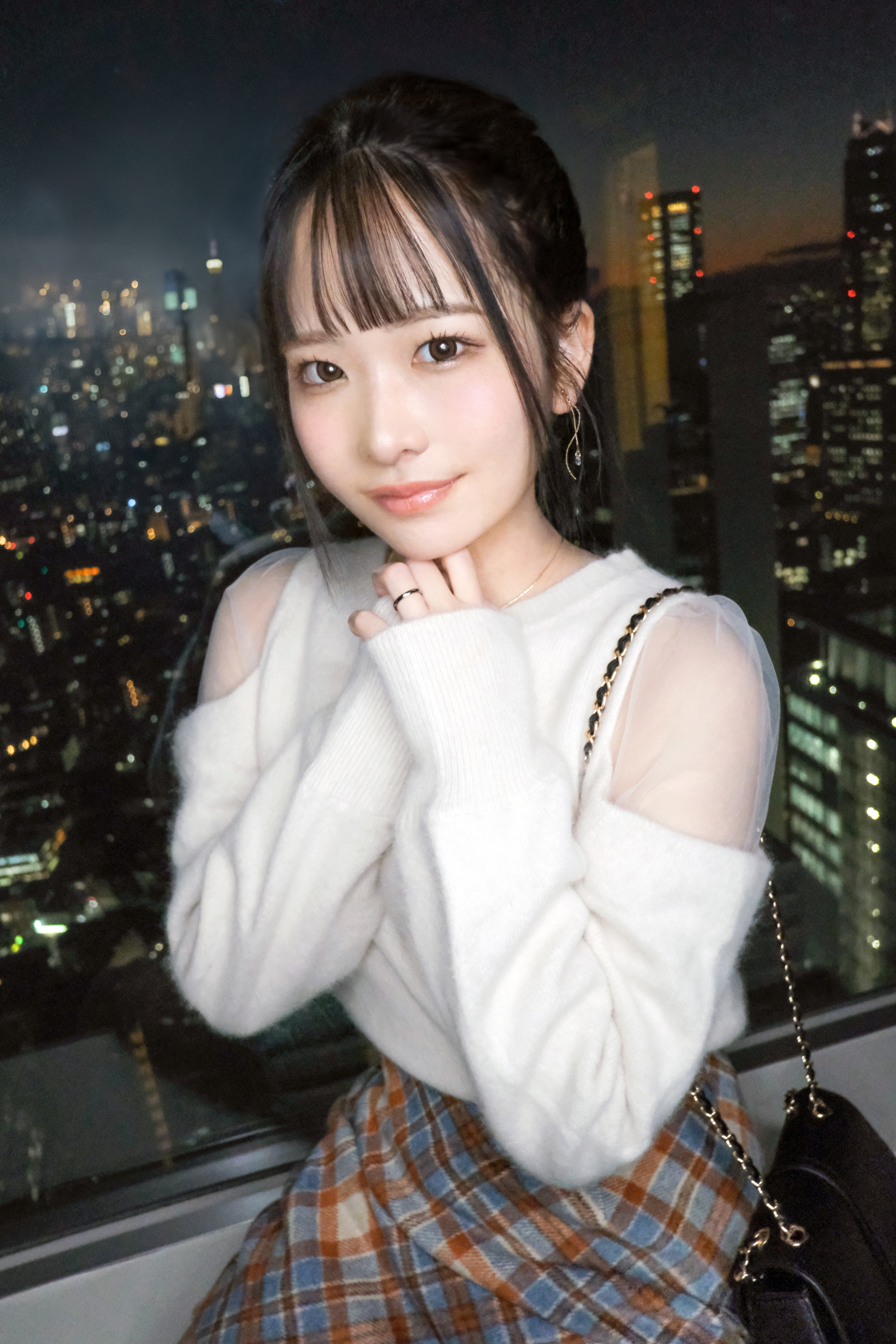え！人妻さんなの！？と疑うほどの幼い顔した専業主婦若妻さんのマチアプ不倫セックスはいかがですか？エロ画像写真集とロング動画(約20分)