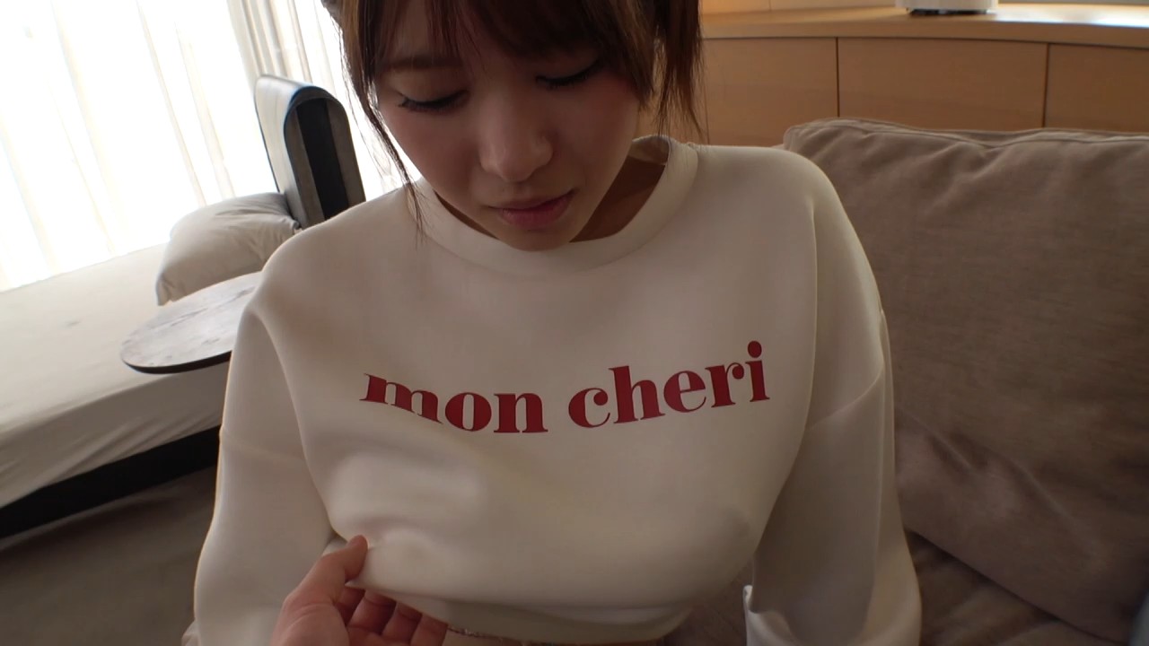 Iカップのショートヘア巨乳女子大生