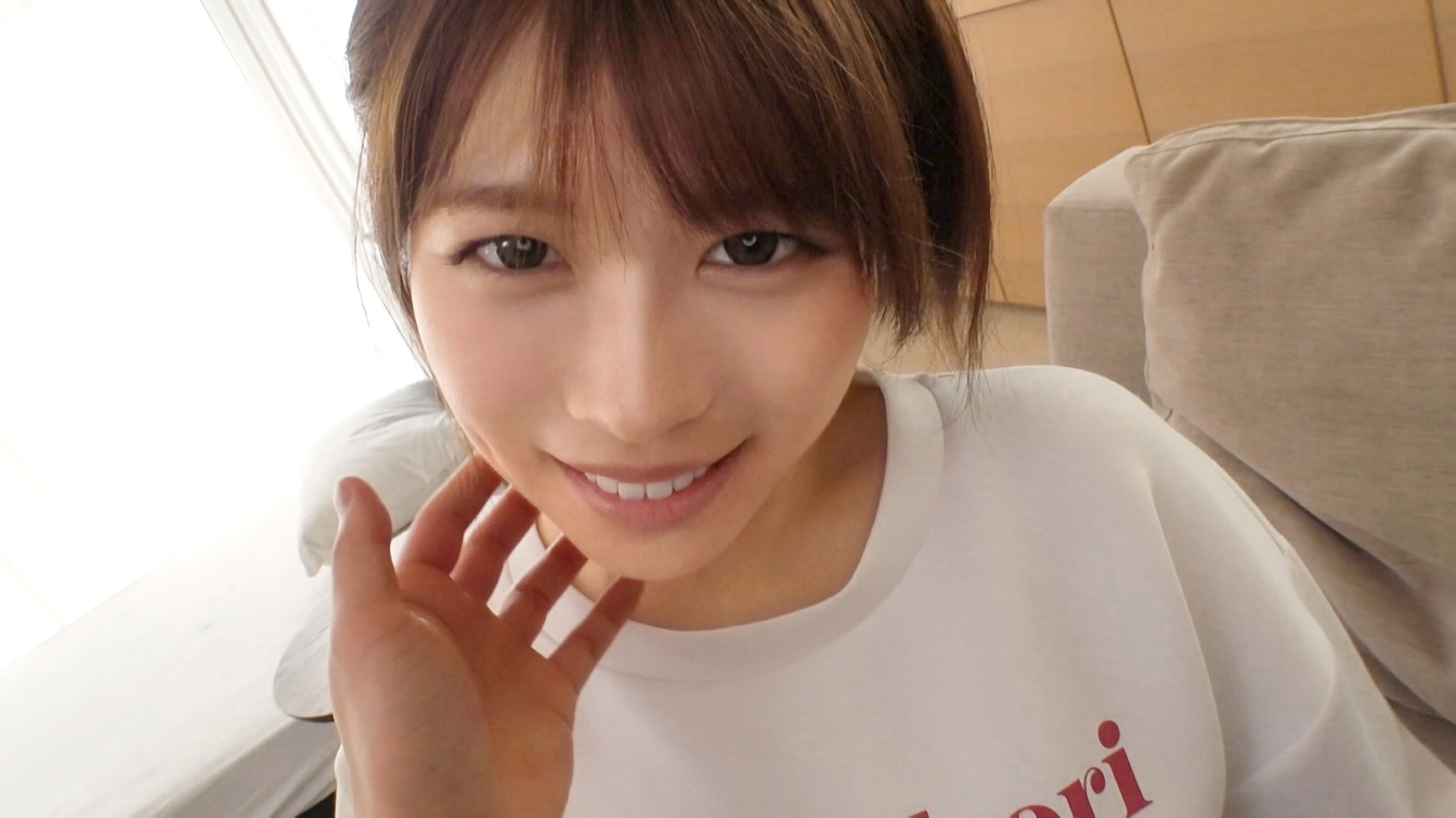 Iカップのショートヘア巨乳女子大生