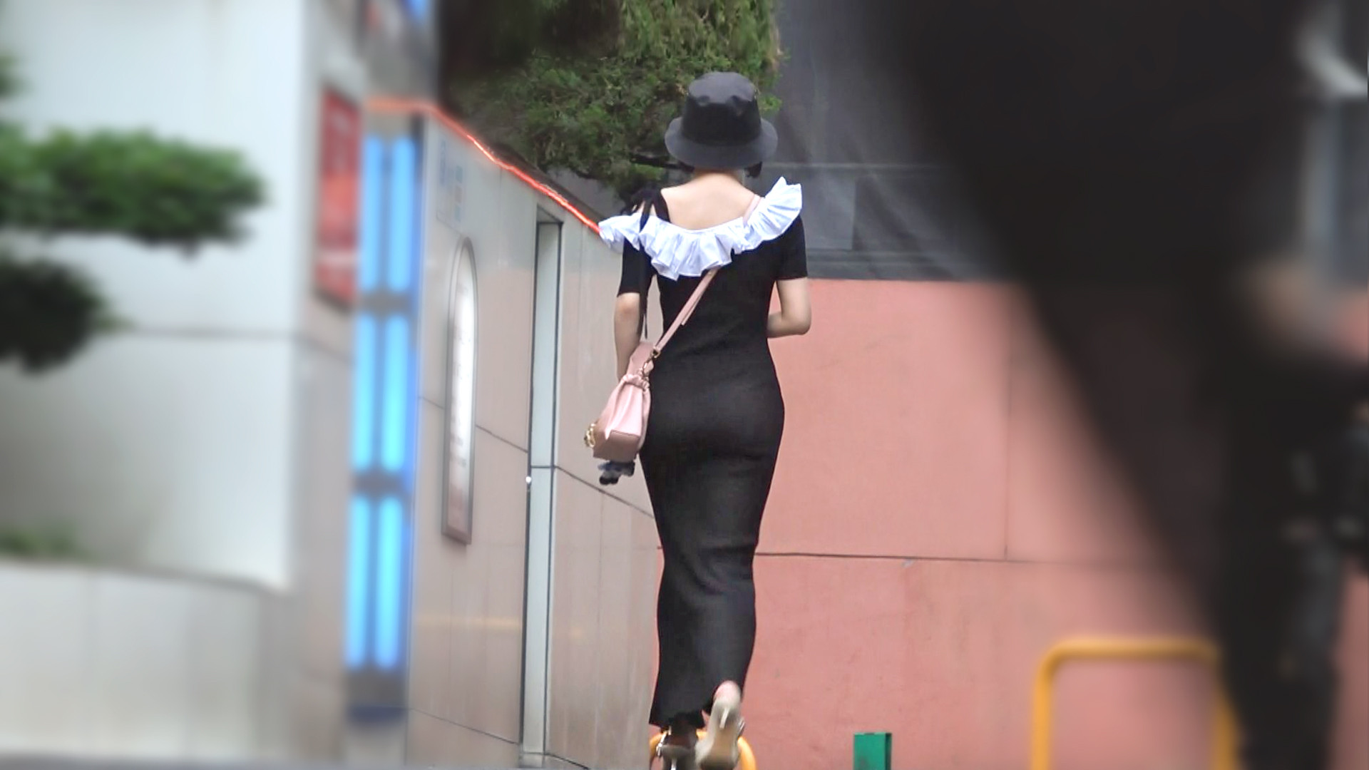 クール美女の女性用風俗SEX