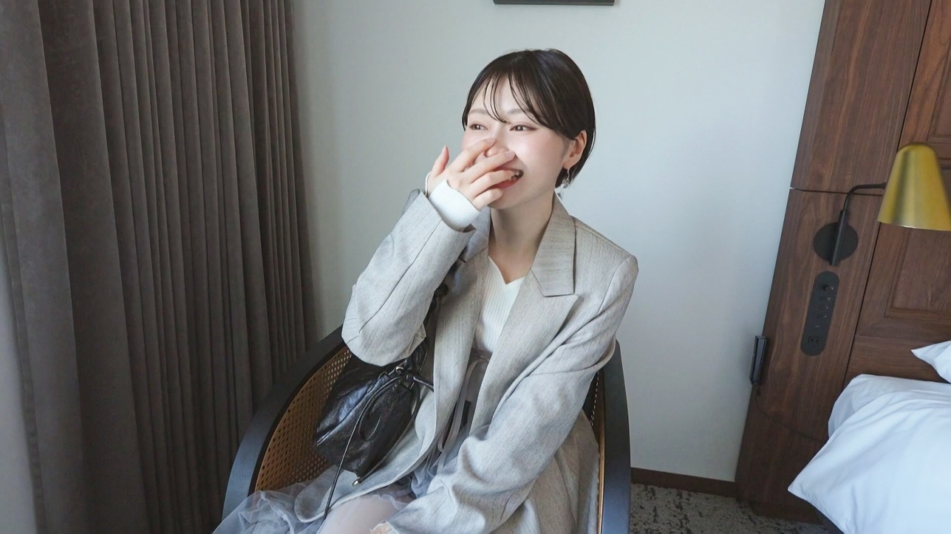 ショートヘアの色白お姉さん