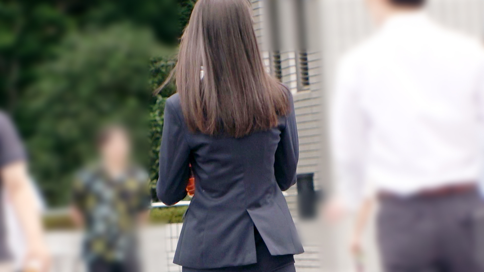 新卒の美尻美脚なOLお姉さん