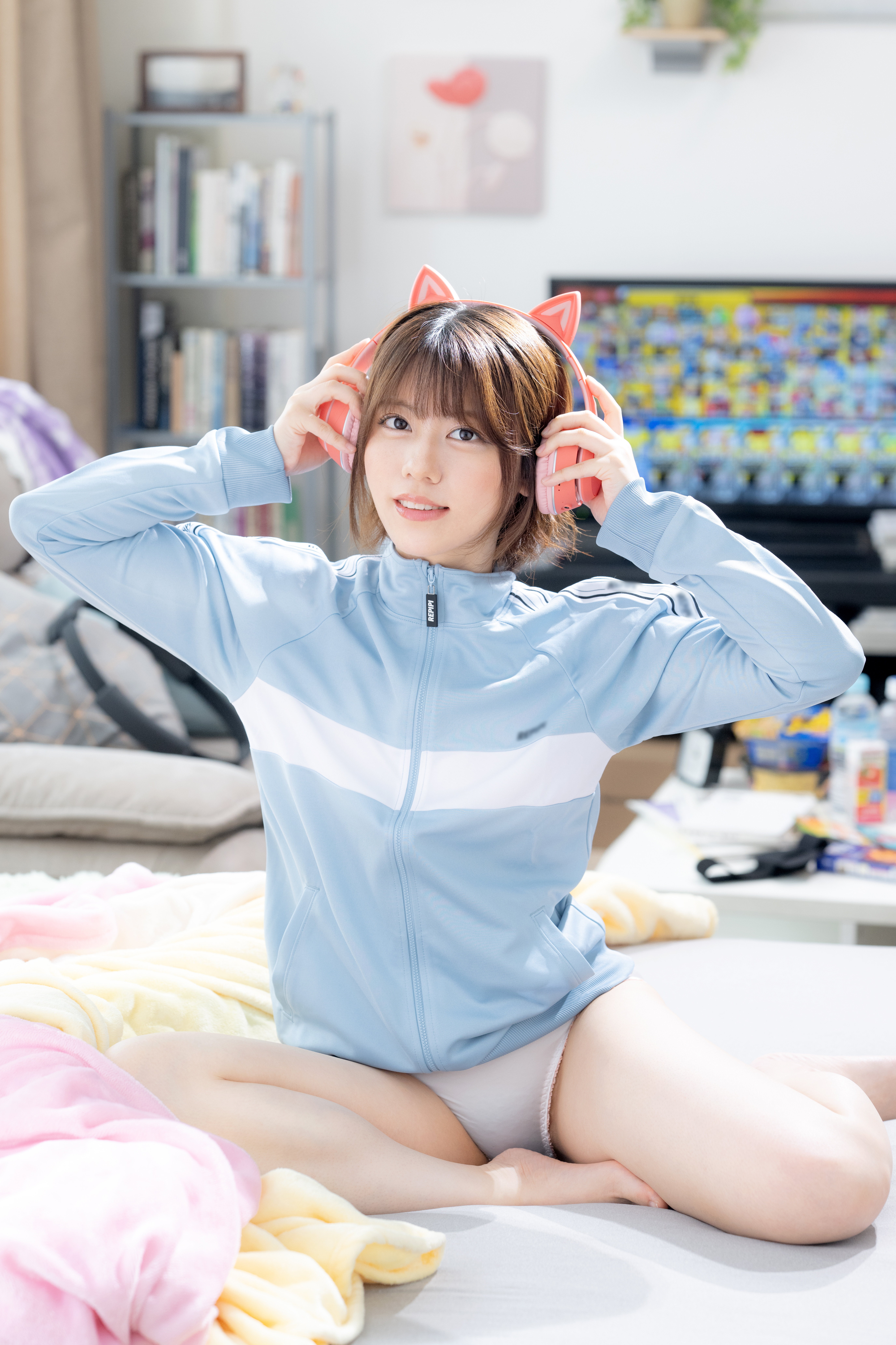 同棲中のショートヘアで可愛い年下彼女とすっぴんのままハメ撮りするプライベートカップル個人撮影映像♪エロ画像写真集とロング動画(約20分)