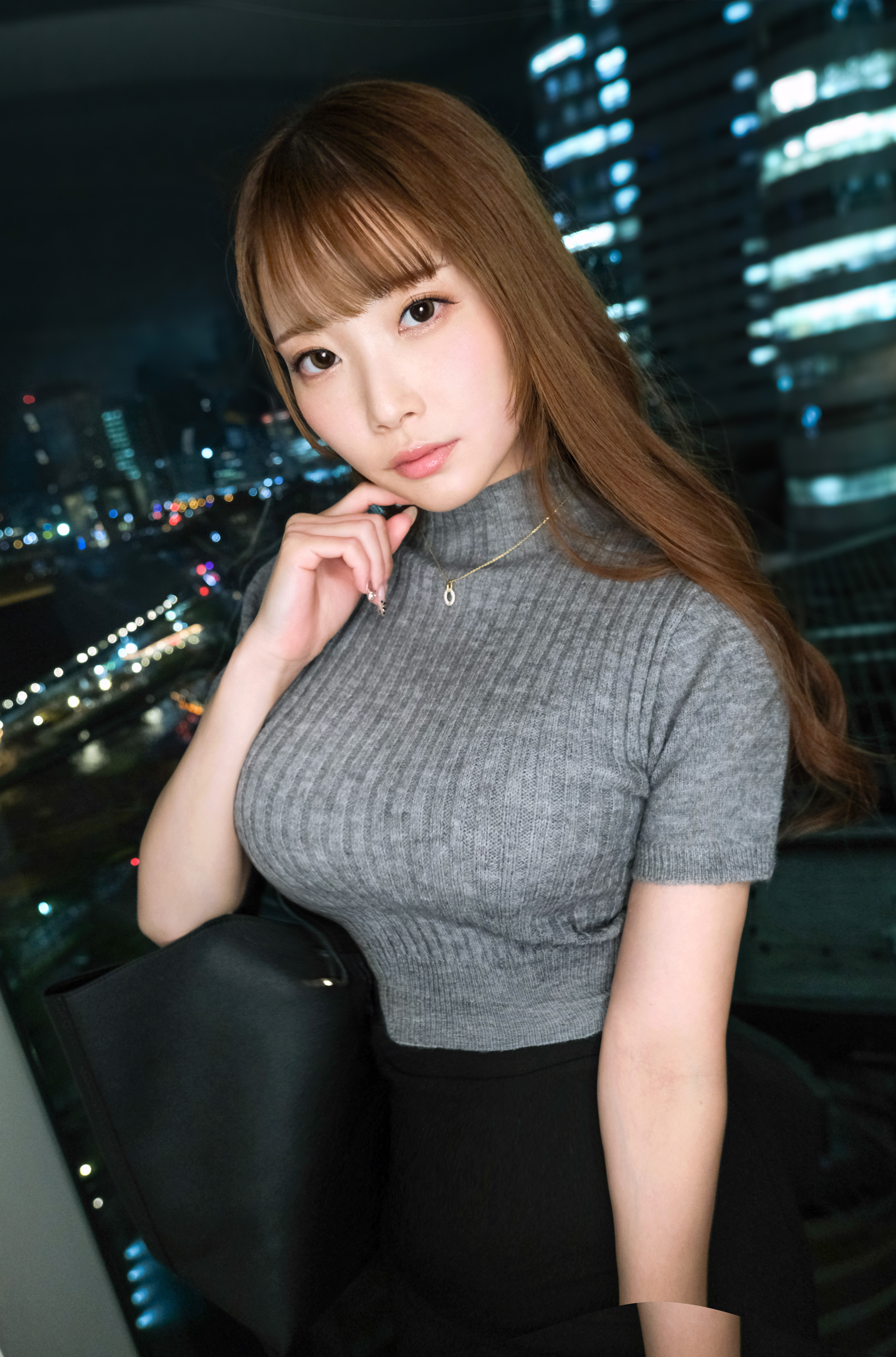 乳袋がすごい着衣おっぱいにベージュパンストの尻がエロすぎる人妻(若妻)さんと一夜の不倫してみたいです･･･エロ画像写真集とロング動画(約20分)