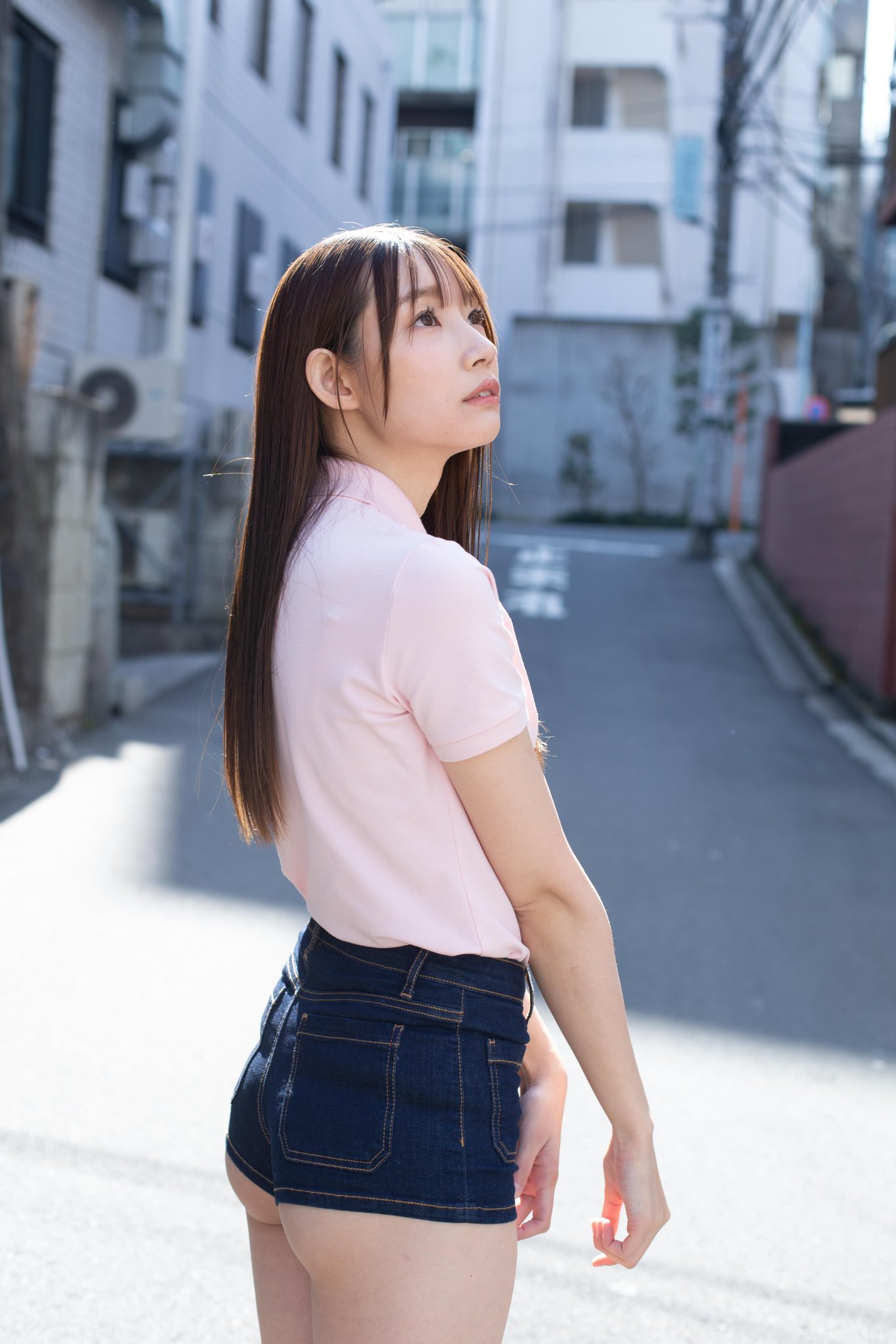 お尻も太股もガン見してしまうショートパンツ女子のエロ画像(Part5)