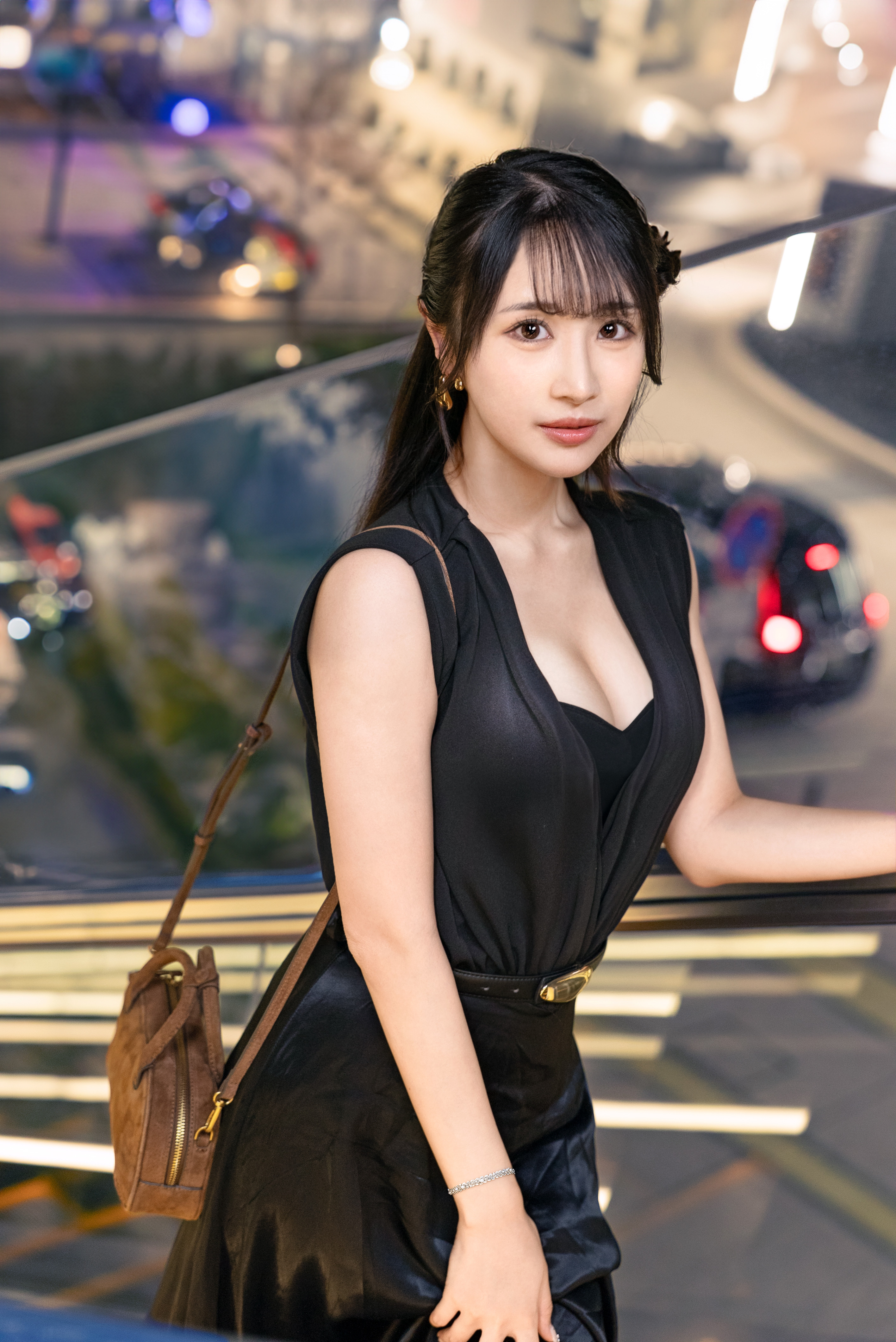 純白下着が似合う港区女子美人お姉さんの濃厚な夜のセックスはいかがですか？エロ画像写真集とロング動画(約20分)