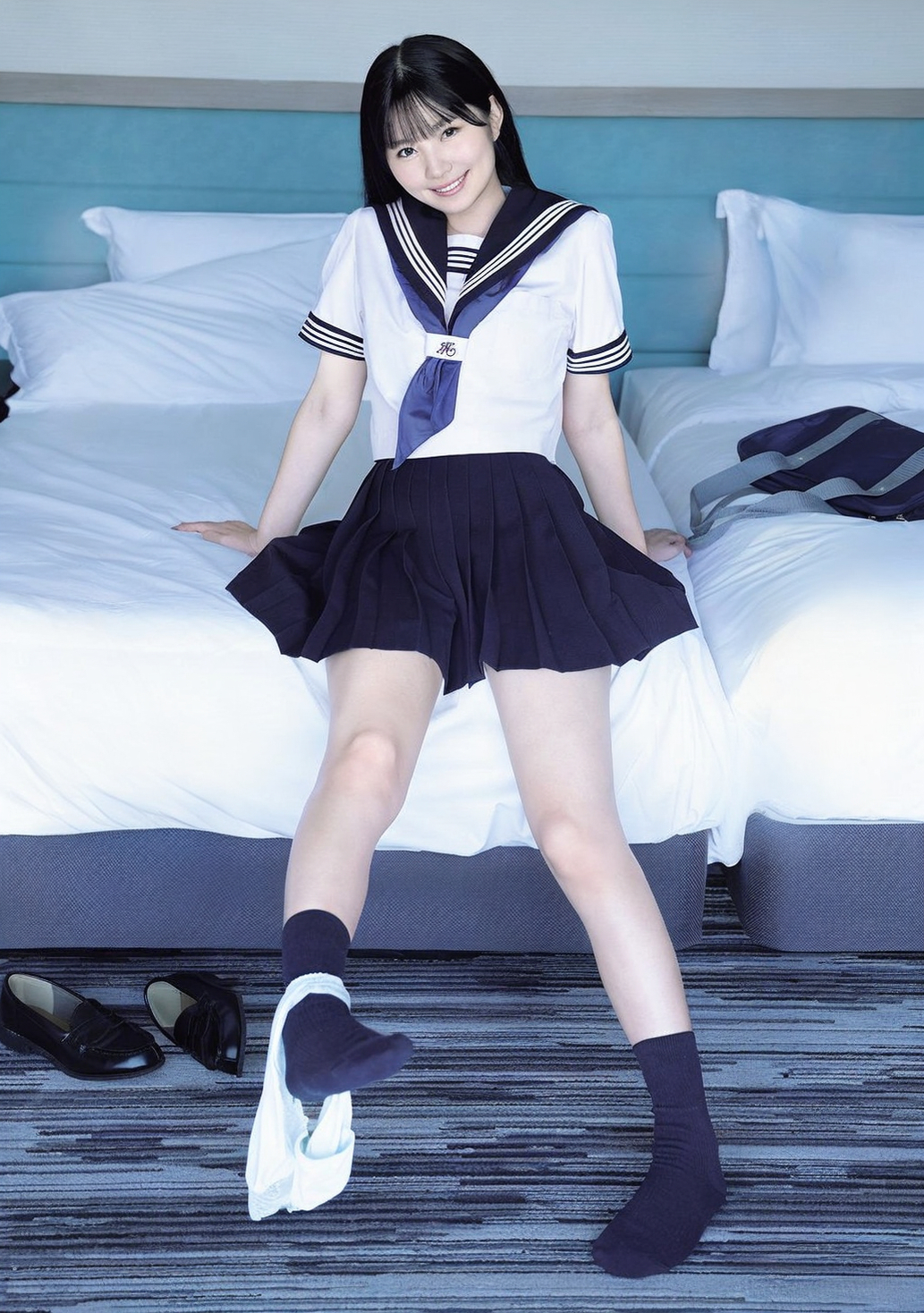 パンツを脱ぎかけている女子がエロい画像(Part14)