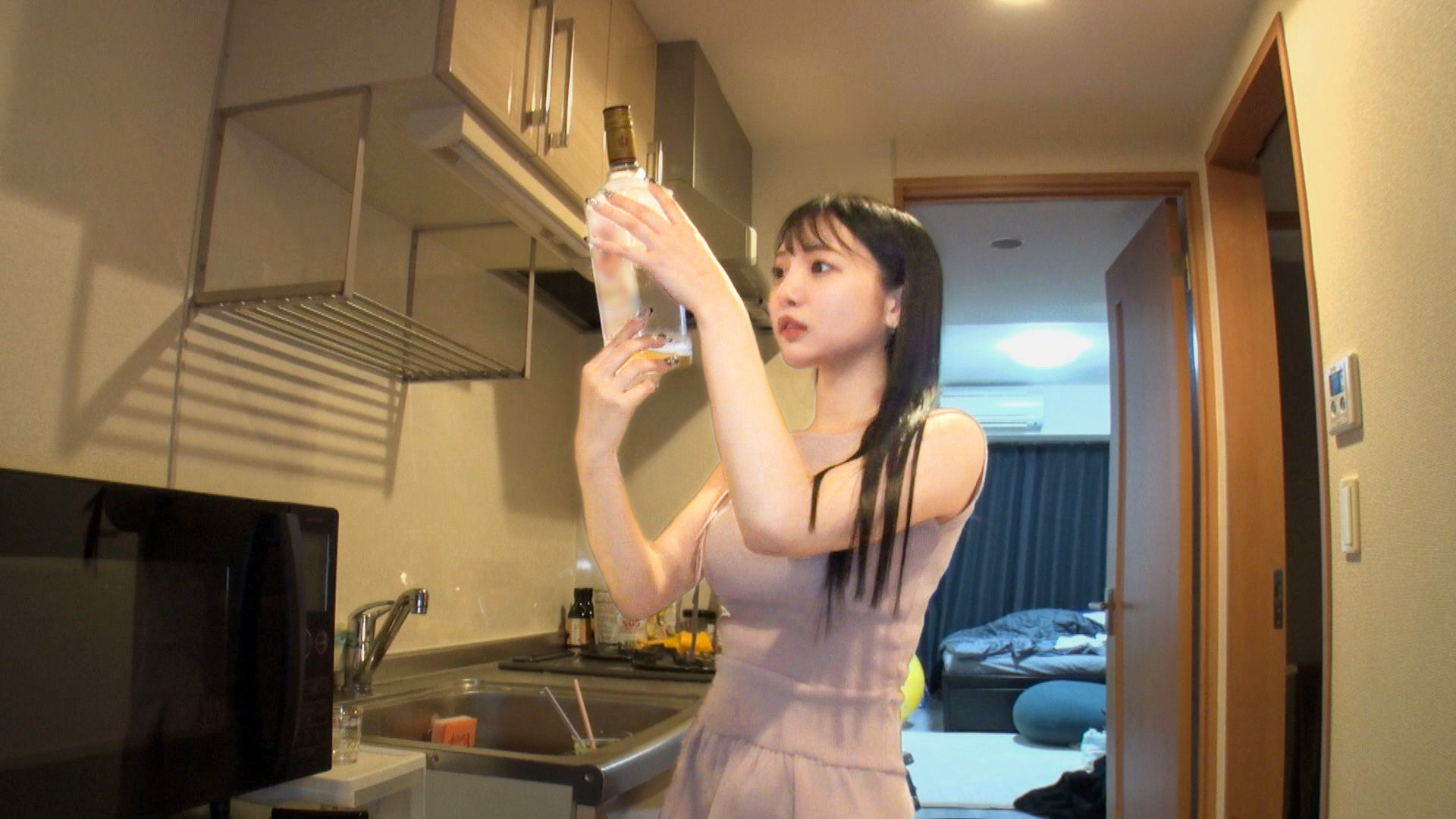 飲みで終電逃した女子を自宅まで送り上がり込んだら玄関先でM字開脚するドエロ女だったのでズタボロに突いてやった♪エロ画像写真集とロング動画(約20分)
