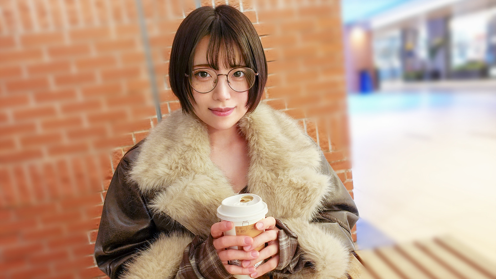 バックから突きまくりたくなるデカ尻なショートボブの眼鏡女子のセックスです♪エロ画像写真集とロング動画(約20分)