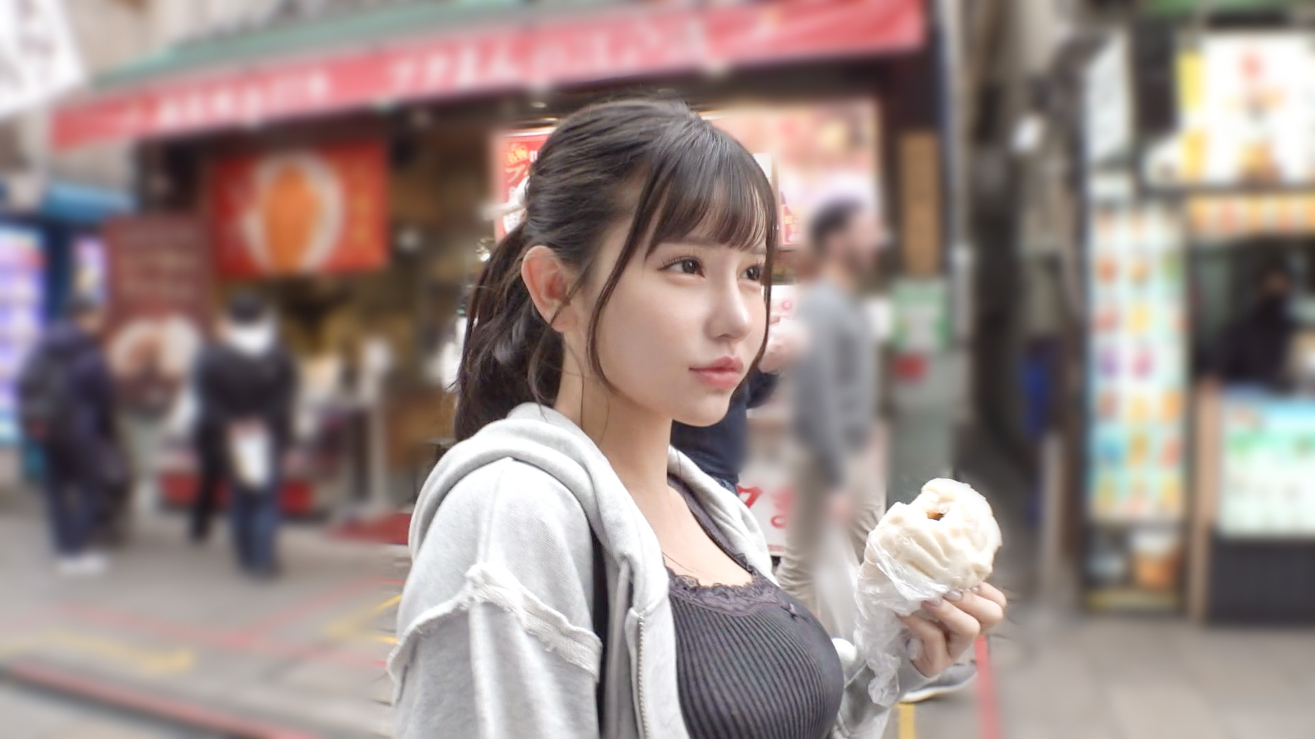 見た目可愛いらしい童顔フェイスだけど脱げば巨乳＆セクシーボディのギャップが最高です♪エロ画像写真集とロング動画(約20分)