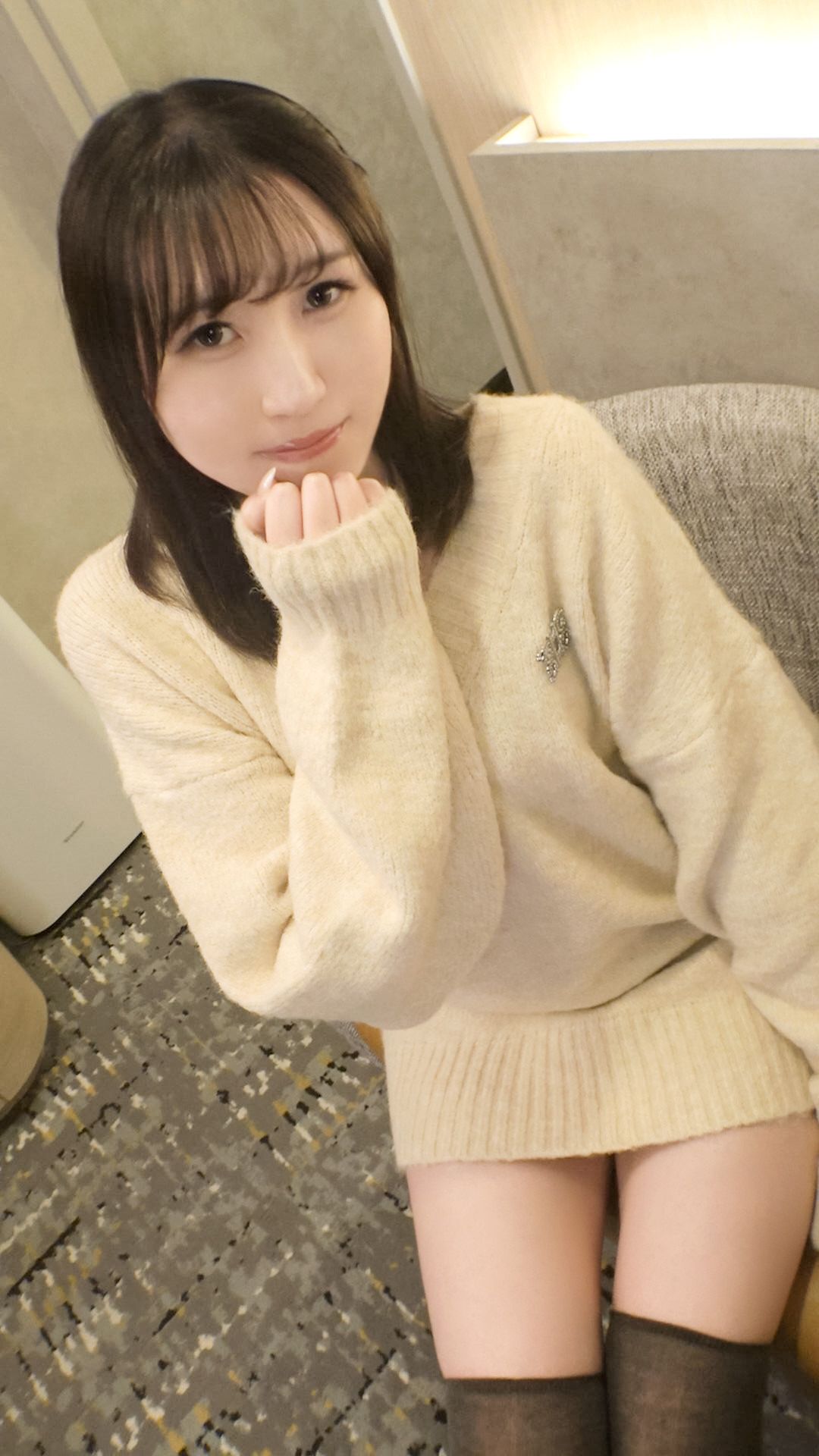 ミニスカートから見える絶対領域の脚がそそる現役女子大生のセックスです♪エロ画像写真集とロング動画(約20分)