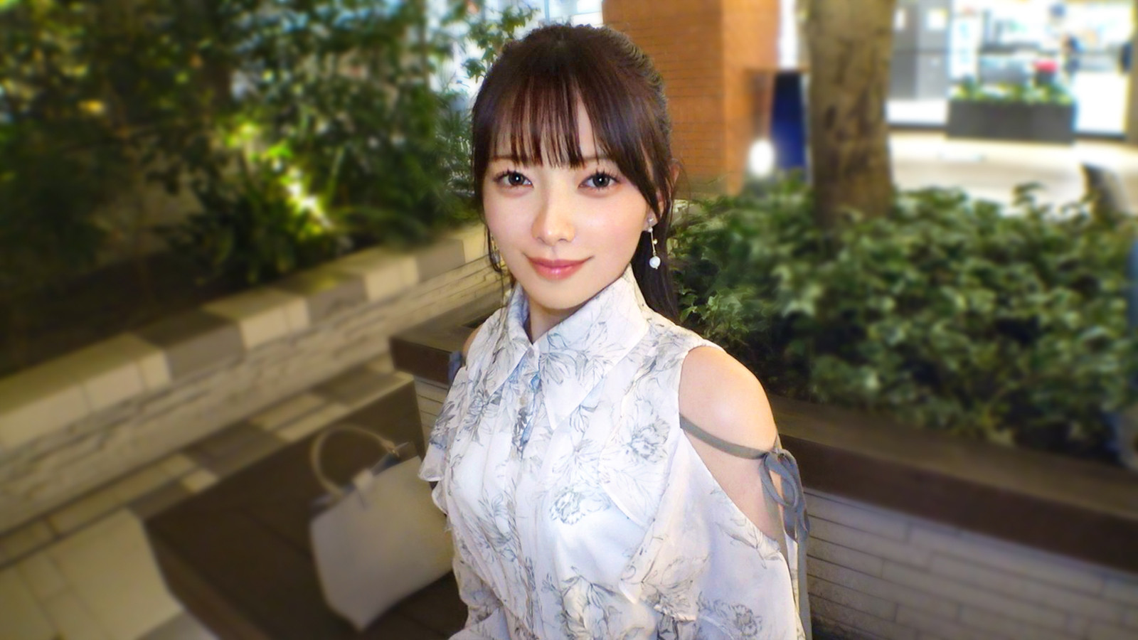 スレンダーで小さい乳首の貧乳おっぱいな可愛い美女お姉さんのセックスです♪エロ画像写真集とロング動画(約20分)
