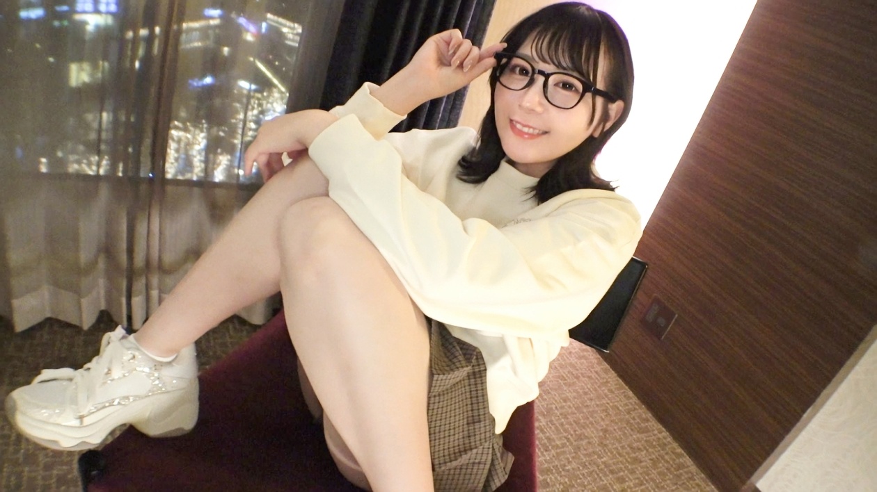 むっちりお尻にむっちりま●この安産型下半身なおっとり眼鏡女子大生のセックスです♪エロ画像写真集とロング動画(約20分)