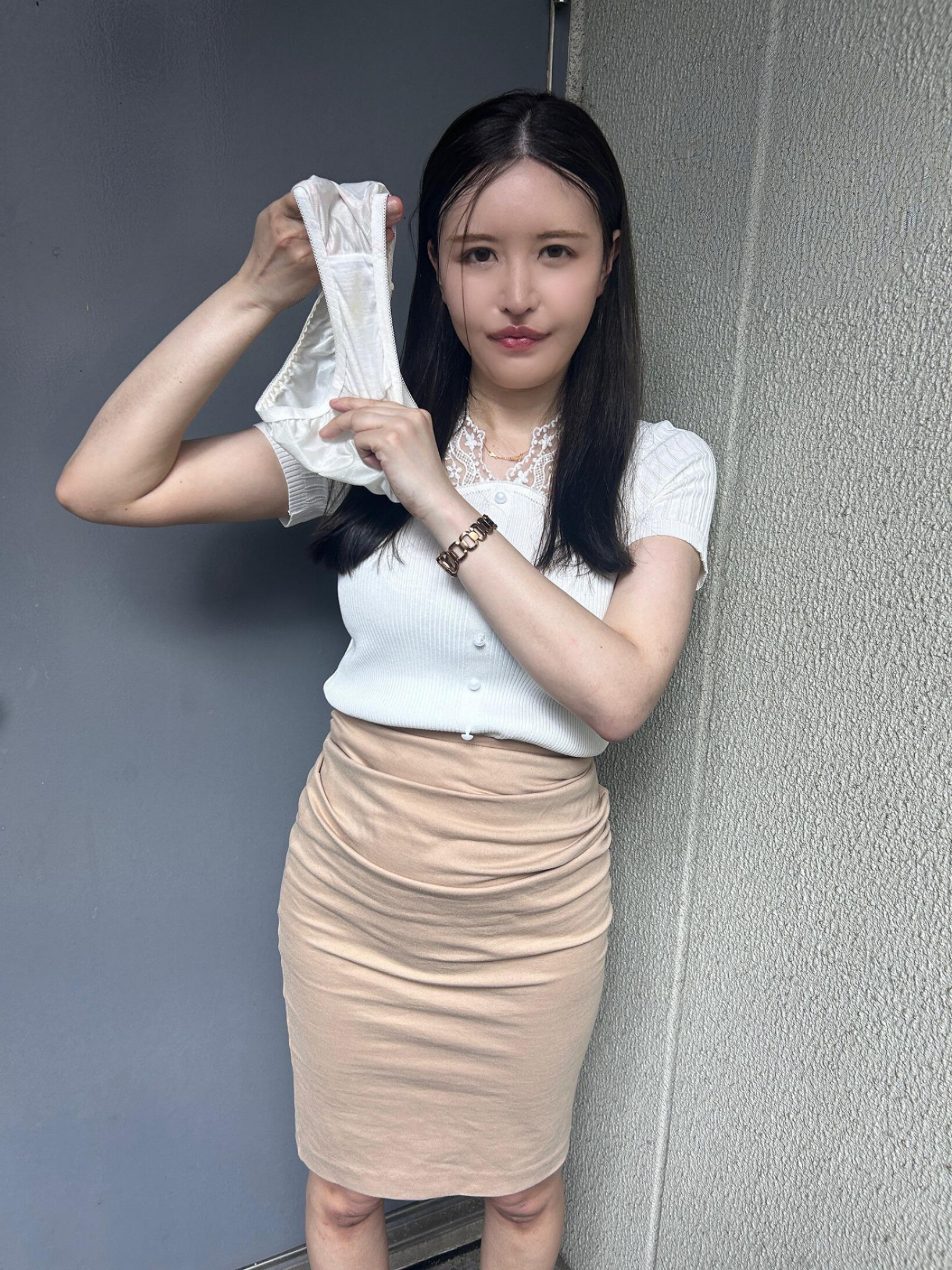 染み付きパンツを見せつける女子の染みパン画像