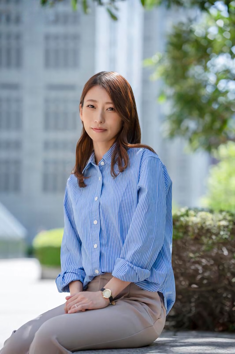 市役所勤務(公務員)のスレンダーボディ貧乳三十路人妻さんのAVデビュー画像(永尾あかね/37歳)